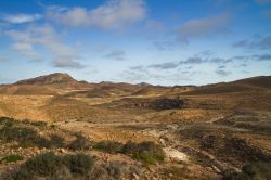 Deserto sabbioso e roccioso a Capo Verde. Le aree desertiche sulle isole tendono ad aumentare per i cambiamenti climatici - © p.schwarz / Shutterstock.com