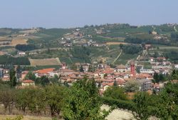 Dogliani: il panorama della città del dolcetto, in provincia di Cuneo (Piemonte)