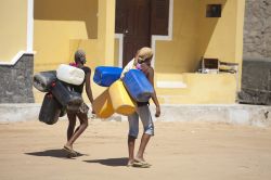 Donne locali a Capo Verde si dirigono alla fontana dell'acqua per fare scorta. Uno dei problemi più sentiti a Boa Vista è quello idrico; si tratta dell'isola più ...