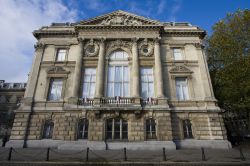 La facciata dell'imponente edificio della Prefettura di Lille, Francia. Le decorazioni scultoree di questo palazzo ne fanno uno dei più significativi dal punto di vista architettonico ...