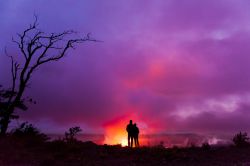 Eruzione vulcanica sull'isola di Hawaii, la principale dell'omonimo arcipelago e la più giovane. Vi si trovano diversi vulcani, i maggiori dei quali sono il Kilauea, il gigantesco ...