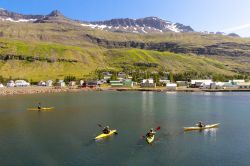 A Seydisfjordur (Islanda) è splendido noleggiare una canoa e esplorare le acque del fiordo omonimo, nell'abbraccio delle montagne - © Doin Oakenhelm / Shutterstock.com