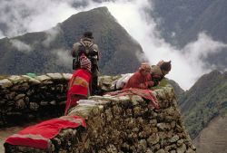 Escursionisti con guide al termine dell'Inca Trekking  - Un percorso di circa 43 chilometri in uno scenario mozzafiato fra montagne, giungla sub tropicale e rovine precolombiane. E' ...