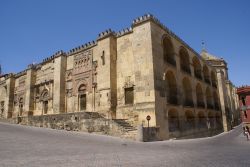 L'esterno Cattedrale di Cordova, dove si trova la celebre ex moschea della Mezquita, in Andalusia, Spagna - © rosesmith / Shutterstock.com