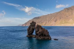 La Roque de la Bonanza, lo spettacolare faraglione sulla costa di Las Playas a El Hierro- © RG2 / Shutterstock.com