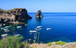 Il Grande Faraglione di Punta Tracino si trova lungo la costa orientale di Pantelleria. In questo tratto di mare troviamo le belle baie di Cala Levante, Cala Tramontana e la roccia  dell'Elefante ...