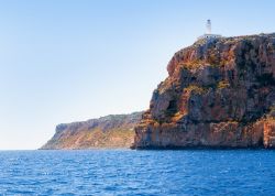 Il Faro de la Mola è uno dei simboli di Formentera, il gioiello delle isole Baleari, nella Spagna centro-orientale. Abbarbicato in cima a una scogliera, sferzato dai venti intrisi di ...