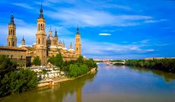 La Basilica del Pilar se ne sta adagiata lungo un'ansa morbida del fiume Ebro, nel cuore di Saragozza, Comunità autonoma dell'Aragona, Spagna - © nhtg / Shutterstock.com
