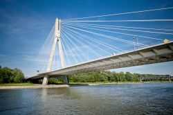 Il Fiume Vistola a Varsavia: il corso d'acqua più lungo della Polonia è attraversato da vari ponti, rtra cui il moderno Most Świętokrzyski - © Jacek Kadaj / ...
