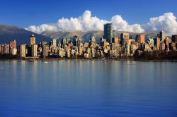 Il centro di Vancouver (Canada) coi suoi grattacieli, il mare e le montagne sullo sfondo in una giornata di sole. Dopo New York e San Francisco, Vancouver è la terza città del ...