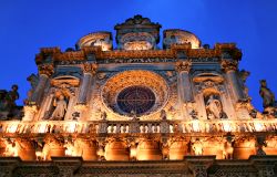 Fotografia notturna della facciata della chiesa di Santa Croce, tempio barocco tra i più conosciuti a Lecce. Venne eretta a metà del 16° secolo dagli artisti mario Manieri ...