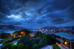 Notte sui giardini di Nagasaki: pace, un cielo suggestivo e qualche luce nel buio - © TOMO / Shutterstock.com