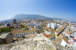 Fotografia del panorama di Denia in Spagna, nella regione di Alicante. In lontananza si scorge il tipico profilo del monte Mongò, della Costa Blanca (Comunità Valenciana) - © ...