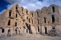 I Ghorfas sono gli spettacolari granai fortificati dei berberi: tra i vari presenti nella Tunisia Meridionale, il Ksour Ksar Ouled Soltane è sicuramente uno dei meglio conservati, questo ...