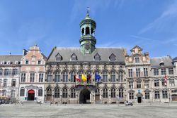 La Grand Place di Mons e il suo municipio gotico, Belgio - © Sergey Dzyuba / Shutterstock.com