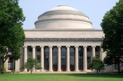 La grande cupola bianca del Massachusetts Institute of Technology (MIT) di Cambridge, Boston, tra le più importanti università di ricerca del mondo - © Pete Spiro / Shutterstock.com ...