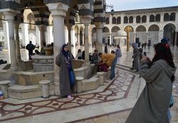 Nonostante la guerra in Siria, la popolazione vive momenti di pace, come ad esmpio nel complesso monumentale della moschea degli Omayyadi di Damasco - Foto di Monia Savioli