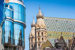 La strana coppia di Vienna: la moderna Haas Haus e l'antico Duomo di Santo Stefano  - © canadastock / Shutterstock.com