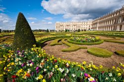 I giardini del Palazzo di Versailles in Francia. La decisone di uscire da Parigi e trasferire qui la corte francese fu presa da Luigi XIV  che temeva l'aumento delle tensioni già ...