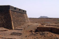 La fortezza di Praia a Sao Tiago, Capo Verde. Si trova nella cosiddetta Cidade Velha, il primitivo insediamento di Capo Verde (1462), con monumenti storici che l'hanno eletta a Patrimonio ...