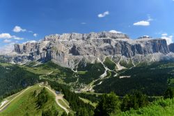 Il Gruppo Sella (Sellagruppe) fotografato dalla Val Gardena in Alto Adige - © Angelo Ferraris / Shutterstock.com