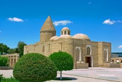 Il Mausoleo di Chashma Ayub si trova a Bukhara in Uzbekistan. Secondo la tradizione qui si trova una sorgente miracolosa, che il profeta Ayoub, ovvero Giobbe fece scaturire dal deserto, percuotendo ...