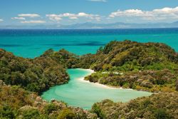 Il Paradiso dell'Abel Tasman National Park il piu piccolo parco della Nuova Zelanda: nella foto una piccola laguna a ridosso del mare smeraldo del Golfo di Tasman. In lontananza le coste ...