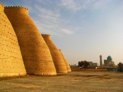 Il castello di Bukhara, in Uzbekistan con l'imponente cinta muraria - © Ametova Tatyana / Shutterstock.com