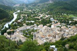 Il centro di Castellane, il  borgo dell'Alta Provenza (Francia) come si può ammirare dalla cime del monte Roc - © Tiberiu Stan / Shutterstock.com