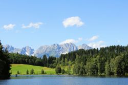 Il lago nero di Kitzbuhel Schwarzsee in Tirolo ...