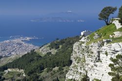 Dalla strada che da Trapani si arrampica sino ad Erice, a quota 750 metri sull'omonimo monte, si ammira in tutto il suo splendore la costa nord-occidentale della Sicilia, con il profilo ...