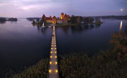 Il ponte di collegamento al Castello di Trakai in Lituania - © Ente del Turismo della Lituania