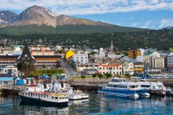 Il porto commerciale di Ushuaia: ci troviamo nella cosisetta Tierra del Fuego (Terra del Fuoco) in Argentina - © artincamera / Shutterstock.com