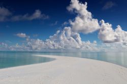 Isola di Kuramathi, Atollo di Rasdhoo, Maldive. La punta occidentale di questa isola corallina, in corrispondenza del resort Blu Lagoon, è costituita da una "fiamma" di sabbia ...