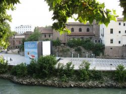 L'Isola Tiberina sul fiume Tevere, a Roma, ...