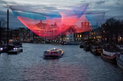 Fotografia notturna di Amsterdam durante il Festival della Luce - Una bella immagine notturna di un'installazione allestita a Amsterdam per l'annuale manifestazione dedicata alle luci ...