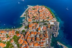 Korcula (Curzola), Croazia: il centro storico della citta murata si protende nel mare della Dalmazia. La foto è stata scattata da un elicottero - © OPIS Zagreb / Shutterstock.com ...