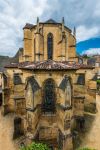 La Chiesa nonchè Cattedrale di Sarlat la Caneda, il borgo di età medievale si trova in Dordogna, nel territorio dell'Aquitania in Francia - © ostill / Shutterstock.com ...