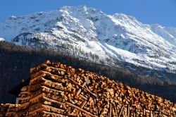 La Thuile: un deposito legna in inverno