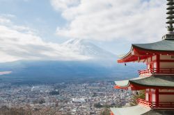 La citta di Yamanashi fotografata dalla  celebre Pagoda Rossa di Chureito,  e con il Monte Fuji sullo sfondo, la vetta più alta del Giappone - © vichie81 / Shutterstock.com ...