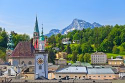 La città vecchia di Salisburgo, Austria. Dal centro storico si ammira una bella vista sul castello e le vicine Alpi  - © S.Borisov / Shutterstock.com