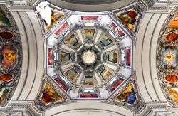 La cupola della Cattedrale di Salisburgo (Salzburger Dom). La struttura ottagonale è affrescata con raffigurazioni del Vecchio Testamento - © QQ7 / Shutterstock.com