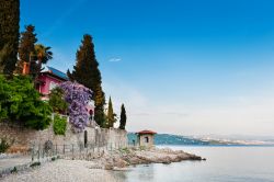Il litorale di Opatija (Abbazia) diventa fiabesco dove gli scogli digradano dolcemente verso l'acqua, e i vecchi edifici dei pescatori si fondono con la roccia e si lasciano plasmare dal ...