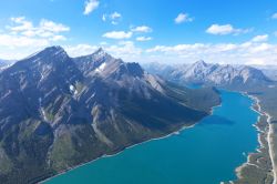 Il Lago Maligne all'interno del Jasper National Park, Alberta, Canada. Acque turchesi, la presenza della Spirit Island e una corona di montagne e ghiacciai sono i fiori all'occhiello ...