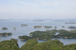 Le 99 isole di Sasebo presso Nagasaki, Giappone: una magica costellazione di isolotti verdi che a perdita d'occhio punteggiano il mare - © TOMO / Shutterstock.com