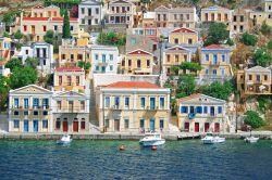 Le case colorate del porto neoclassico di Symi, in Grecia - © Morozova Oxana- / Shutterstock.com