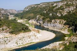 Le gole del fiume Gardon si aprono a monte del Pont du Gard, il celebre acquedotto romano che si trova  a Vers, nel sud della Francia - © avner / Shutterstock.com