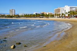 Le sabbie dorate di Salou, la città costiera della Catalogna, nel nord-est della Spagna - © nito / Shutterstock.com
