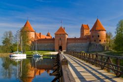 Il Castello Gotico di Trakai, in Lituania  sorse più di 600 anni fa, mentre il borgo cittadino dovrebbe avere all'incirca 1.000 anni di storia. Un ponte collega la cittadina ...