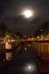 La Luna a Groningen si riflette nell'acqua dei canali